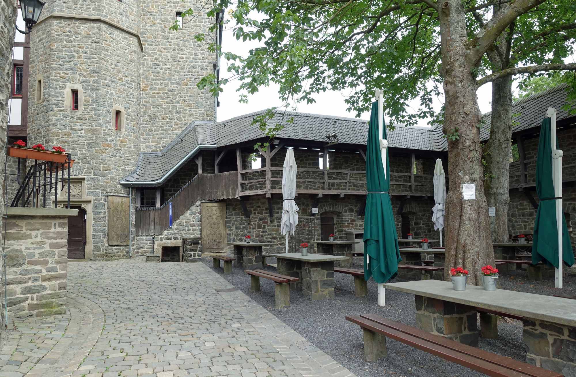 Biergarten am Burgrestaurant der Burg Altena im Märkischen Kreis