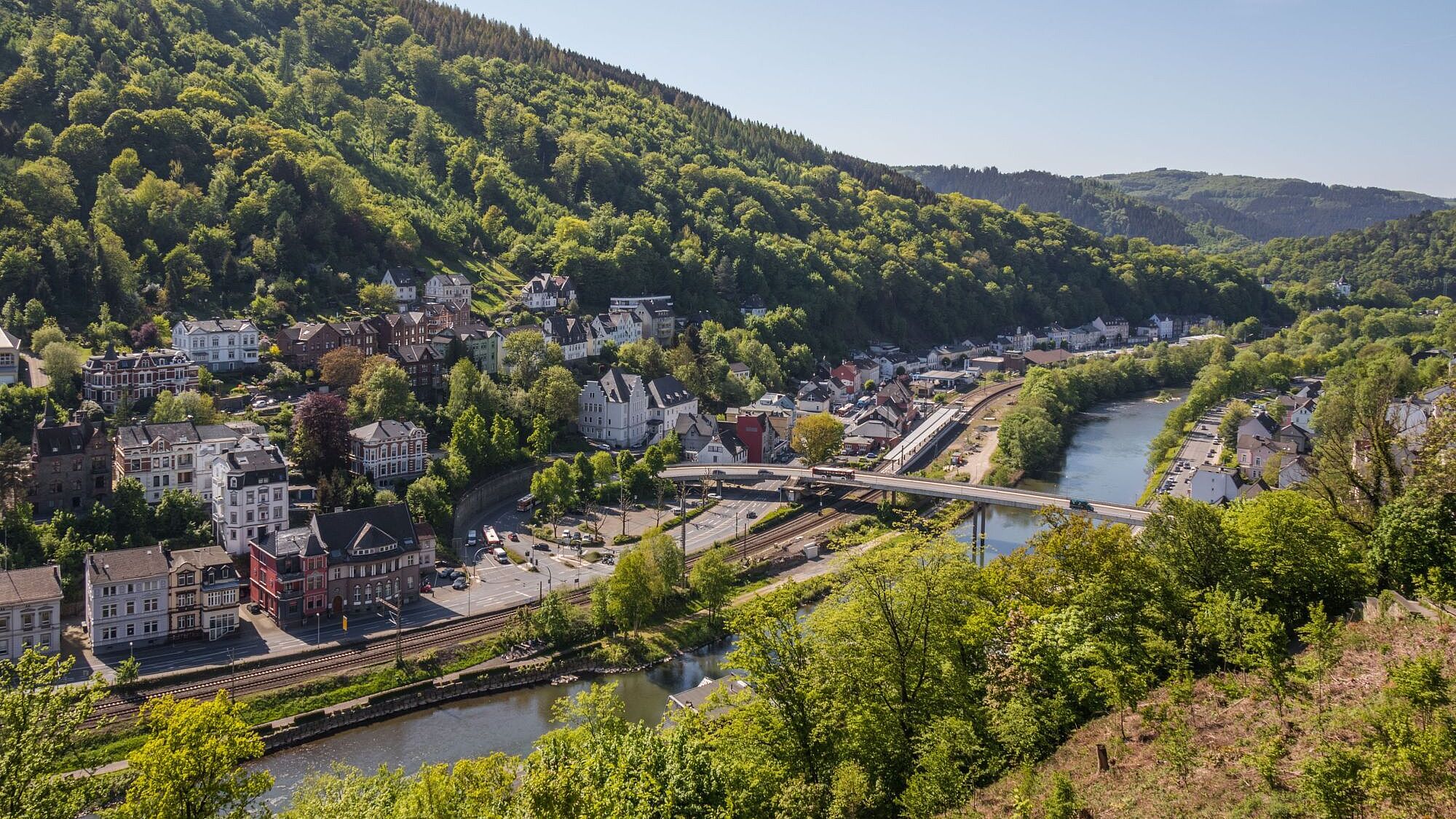 Ausblick von der Burg Altena auf die Lenne 